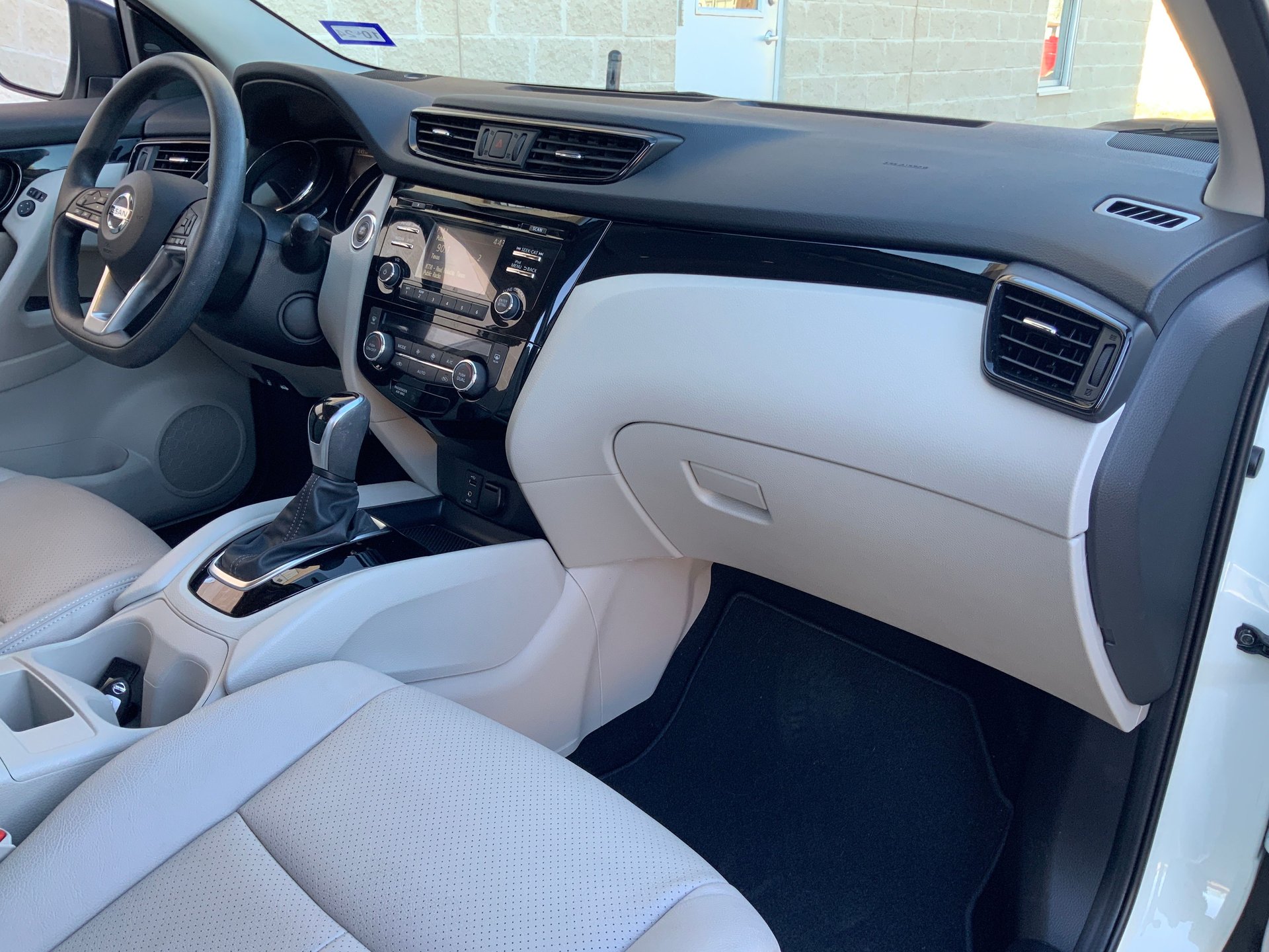 2018 Nissan Rogue - Image 11